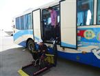 團體成員搭乘身障公車至山水社區參訪